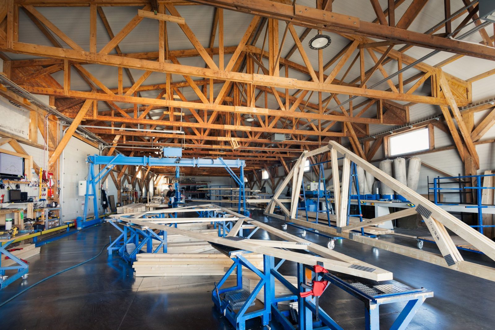 Manufacturing of timber truss structures