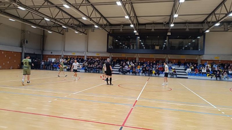 Brankár a striedačka počas futsalového zápasu