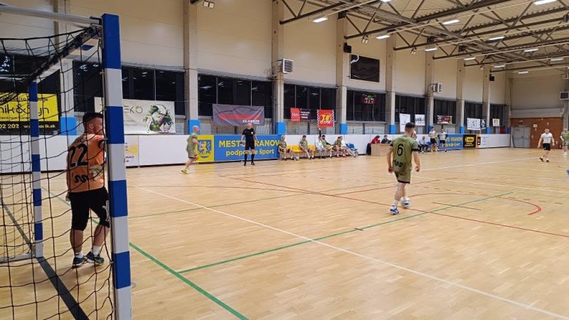 Futsalový zápas pred zaplnenou tribúnou športovej haly vo Vranove nad Topľou