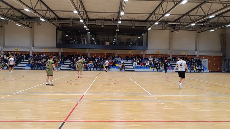 Hráči futsalu počas zápasu v športovej hale